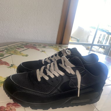 Nike Air Max schwarz mit weißen Schnur 
