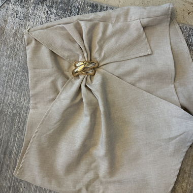 Short beige con fibbia decorativa dorata