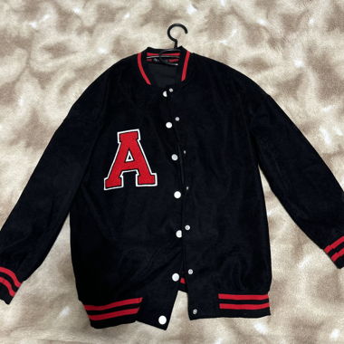 Schwarze und rote Varsityjacke