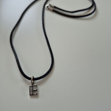 Collier avec pendentif "E"