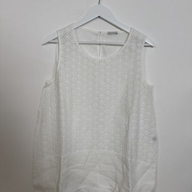 White sleeveless lace top