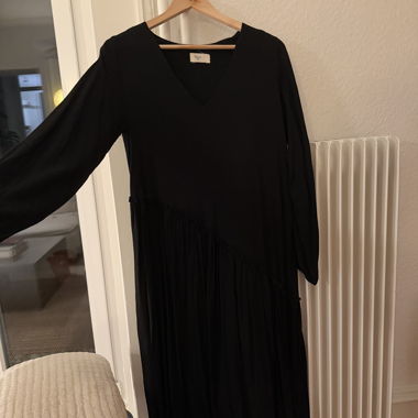 Asymmetrisches langes schwarzes Kleid
