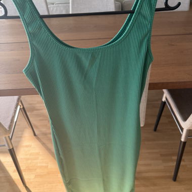 Grünes geripptes Damenkleid