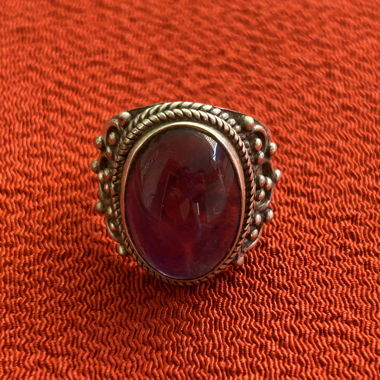 Anello argentato con pietra viola ametista