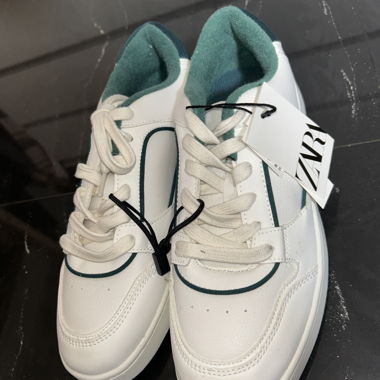 Sneaker bianche ZARA con dettaglio verde