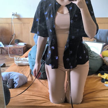 Blouse noire a fleurs