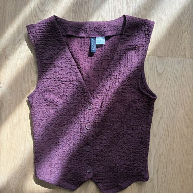 Gilet con bottoni testurizzato viola-rosso