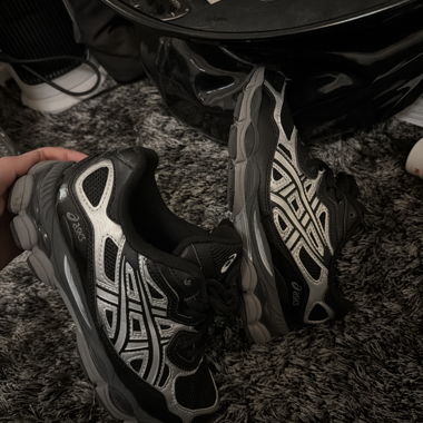 Sneakers Asics nere e argentate