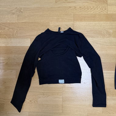 Black crop top from H&M with "NYC" patch