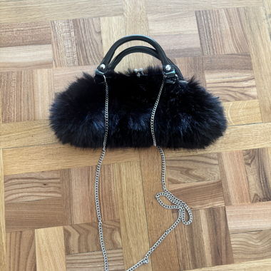 Borsa in ecopelliccia nera con catena