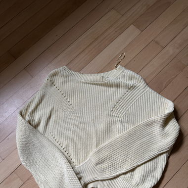 gelber Pullover