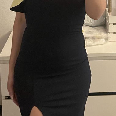 Robe noire à épaule unique