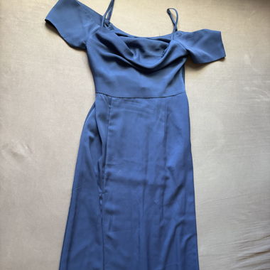 Dunkelblaues, bodenlanges Kleid
