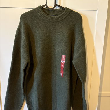 Grüner Strickpullover
