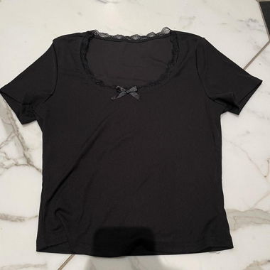 T-shirt noir mignon à nœud avec dentelle