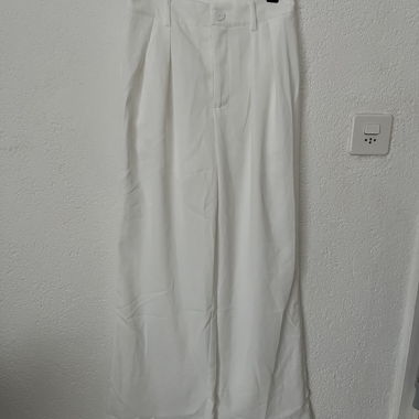 Weisse weite Stoffhose