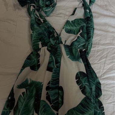 Wickelkleid mit tropischem Muster