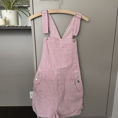 Gestreifte Latzshorts rosa