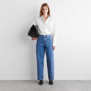 COS Bay Jeans mit Barrel-Leg in Mid Blue 