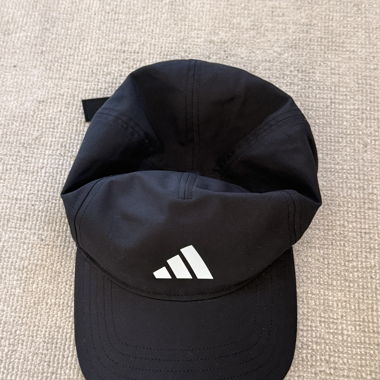 Schwarze Adidas-Cap