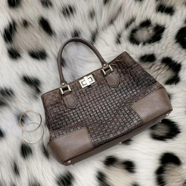 borsa vintage marrone con hardware dorato