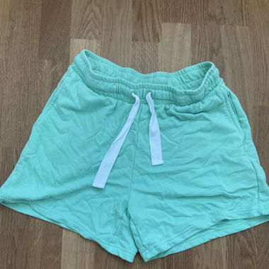 Hellgrüne kurze Hose