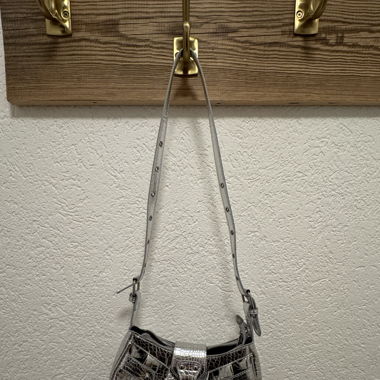 Silbrige Handtasche