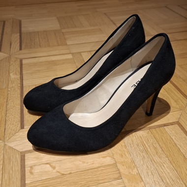 High heel pumps