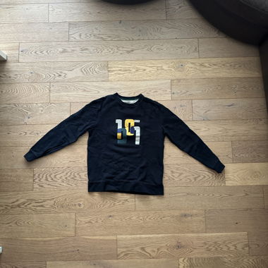 Schwarzer Pullover mit langen Ärmeln