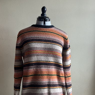 Maglione a righe nei colori autunnali