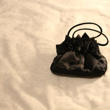 Piccola borsa nera con rose