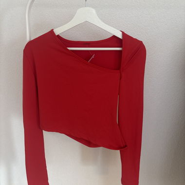 Rotes asymmetrisches Oberteil mit langen Ärmeln