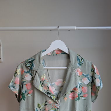 Chemise verte pâle à fleurs