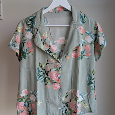 Chemise verte pâle à fleurs