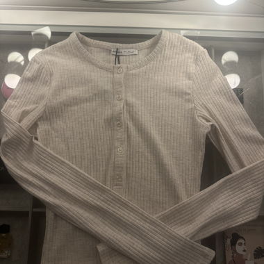 Beiger gerippter Longsleeve mit Knopfleiste