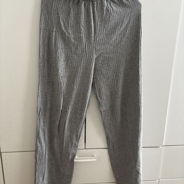 Graue gerippte Hose