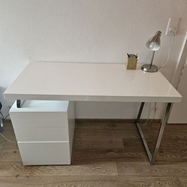Bureau blanc avec caisson
