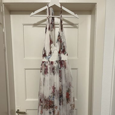 Geblümtes Kleid mit Volants