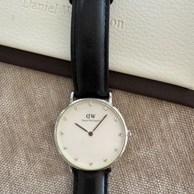 Montre Daniel Wellington pour femme avec bracelet en cuir