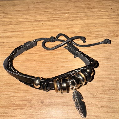 Armband mit Feder