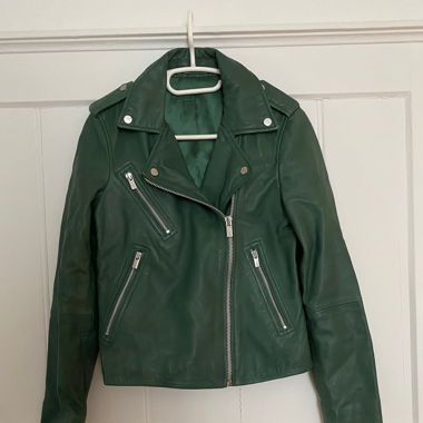 Grüne Lederjacke aus Echtleder von Mango