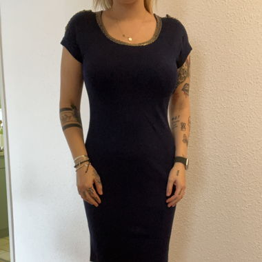 blaues strickkleid mit verzierung