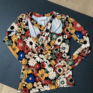 Top floreale Bershka con cut-out