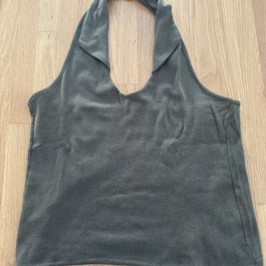 Top halter verde con colletto 