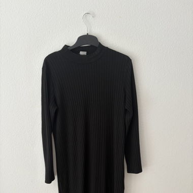 Schwarzes Strickkleid