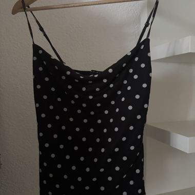 Oberteil mit schwarzen Punkten