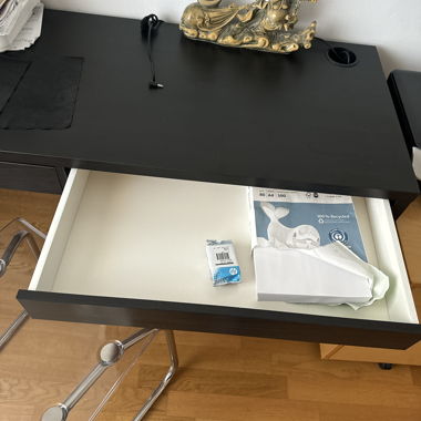 Scrivania marrone scuro con cassetti