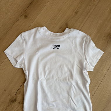 T-shirt bianca con fiocco