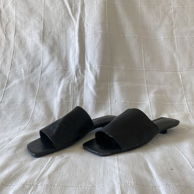 black leather-mules