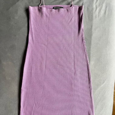 Figurbetontes lilafarbenes Spaghettiträgerkleid von Zara